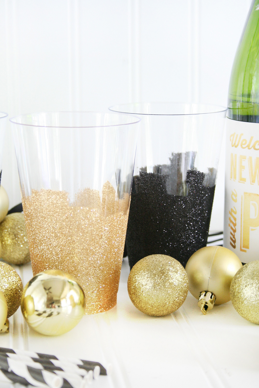 https://www.thecraftedsparrow.com/wp-content/uploads/2015/12/DIY-Glittered-Party-Cups-3.jpg