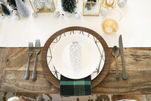 Simple and Modern Christmas Dining Table Ideas