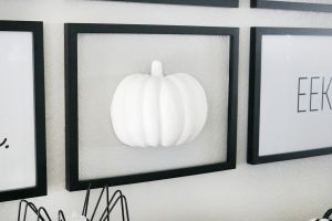 DIY Simple Black & White Faux Pumpkin Halloween Wall Decor