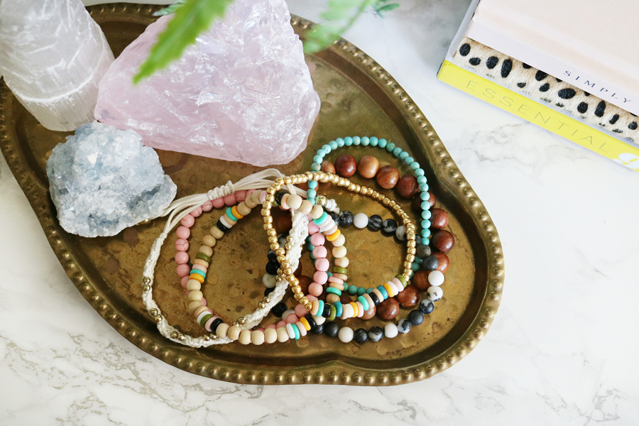 How to Make a Simple Elastic Bracelet Out of Beads and Chain