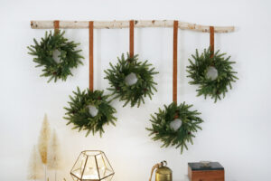 Simple and Easy Christmas Wreath Wall Hanging